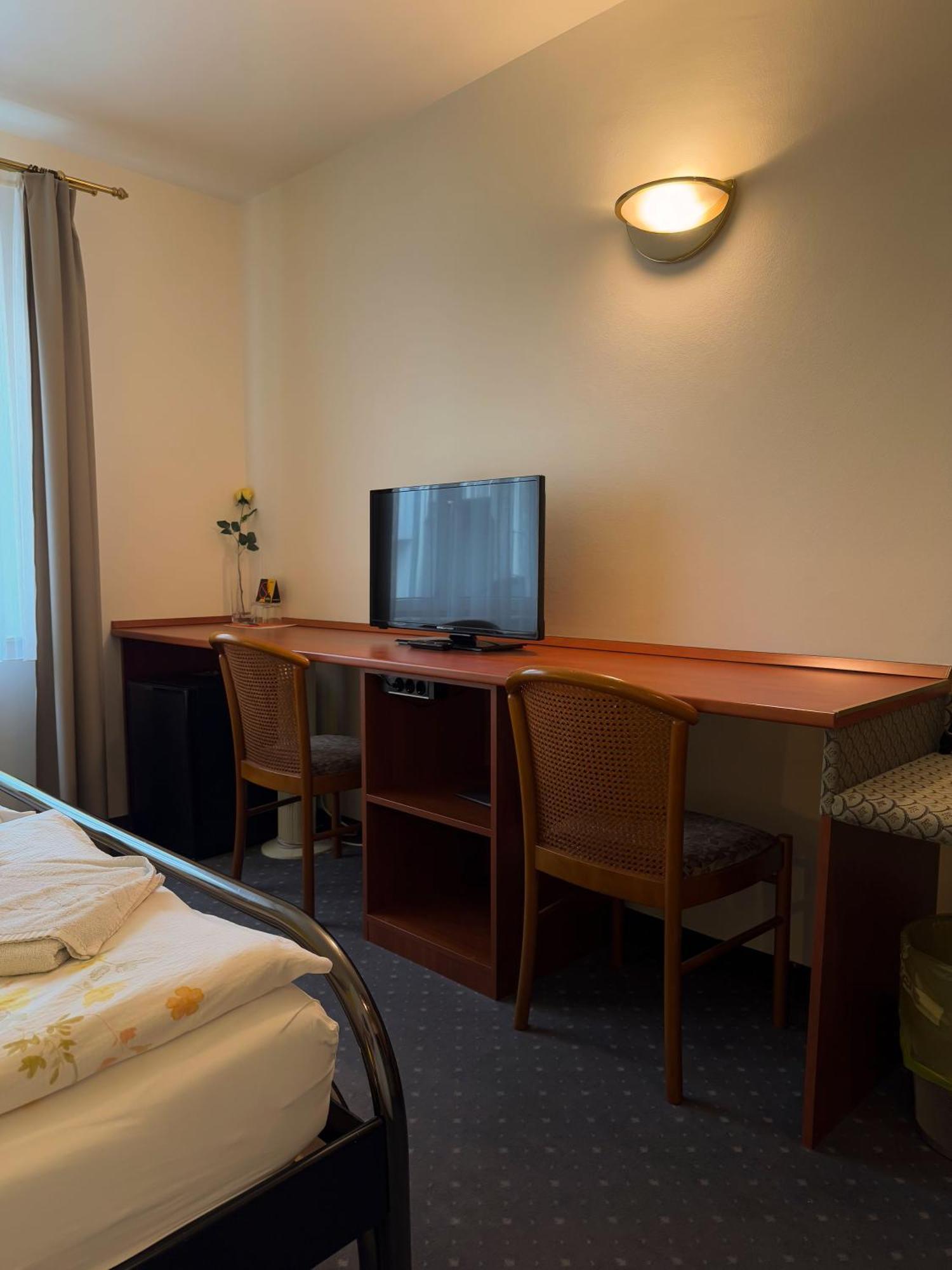 Pension Erlaa Wenen Buitenkant foto